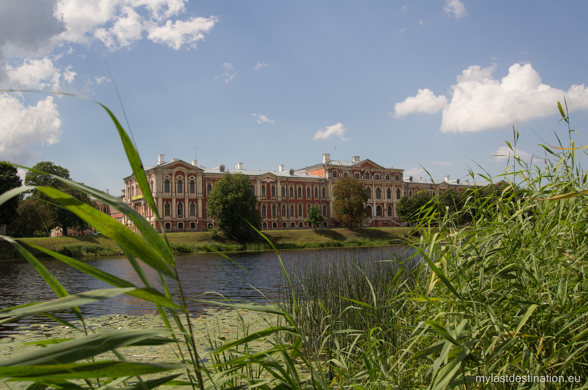 The palace from the other river bank (Jelgava, Latvia) BY Guillame Speurt CC Flickr