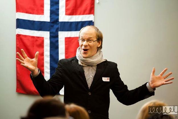 Snorre underviser engasjert
